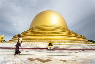 Man in front of Kaunghmudaw pagoda or Yaza Mani Sula Kaunghmudaw or Rajamanicula