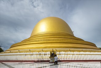 Praying man in front of Kaunghmudaw pagoda or Yaza Mani Sula Kaunghmudaw or Rajamanicula