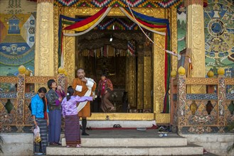Traditionally dressed family at the entrance of the Dzong temple