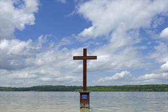 Memorial cross for King Ludwig II in Lake Starnberg