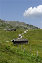 Alpine huts on the way to the Totenkirchlein chapel