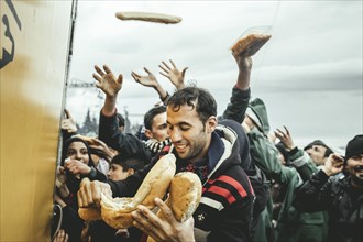 Distribution of food by Greek volunteers