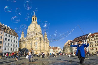 Man making big bubbles on Neumarkt in front of Church of our Lady