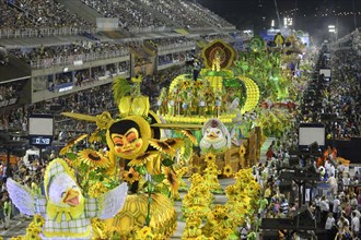 Parade with allegories float and dancers through the Sambodromo
