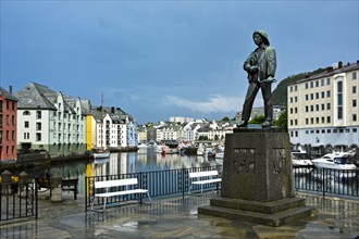 Fisher boy monument of Knut Skinnarland on the Apotekertorget Square