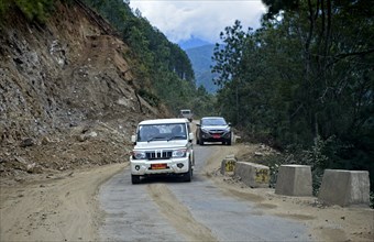 Cars on the narrow Thimphu Punakha Highway