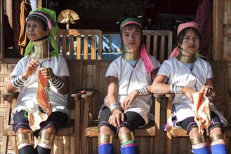 Women of the ethnic group of Padaung with necklaces and traditional dress