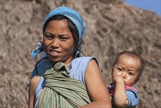 Native woman with toddler from the tribe of the Lahu in a mountain village near Pin Tauk