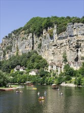 Excursion boats and kayaks on the Dordogne river