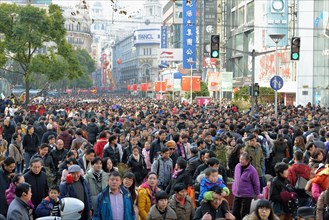 Crowd in the Lu Nanjing Road