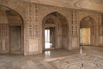 Stone and glass inlays in the marble pavilion Khas Mahal