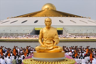 Golden statue of Phramonkolthepmuni