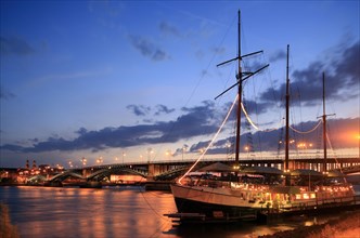 Restaurant ship with Theodor Heuss Bridge connecting the Hessian Mainz-Kastel with the Palatinate Mainz