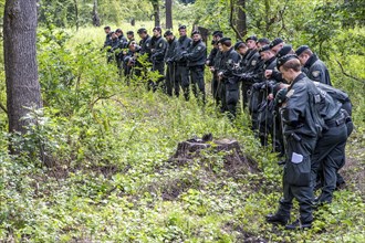 Police searching for traces of the missing woman Annette L. in the forest