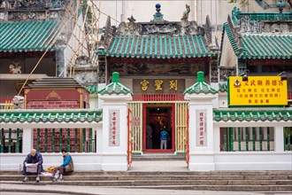 Elderly couple in front of Man Mo Temple