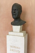 Sigmund Freud bust in the arcaded courtyard of the University of Vienna