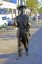 Sculpture of Benny More