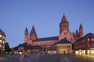 Mainz Cathedral or St. Martin's Cathedral and Heunensaule victory column