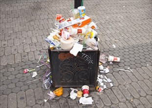 Overfilled trash during Bardentreffen