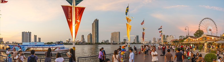 Asiatique riverfront Mae Nam Chao Phraya with amusement park