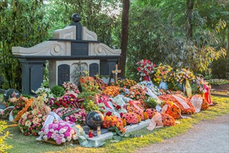Family grave Gerd Kafer with wreaths