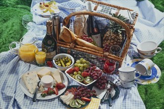 Picnic basket with champagne