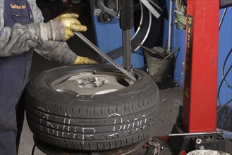 Mounting a tire on a wheel in the workshop