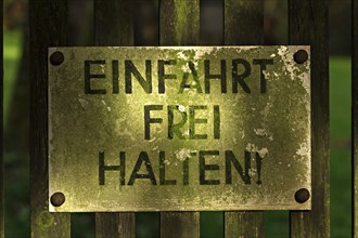 Hand written German keep entrance clear sign