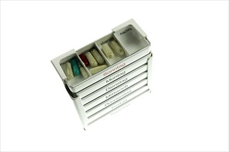 7-day medical pill box with German text