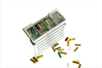 7-day medical pill box with German text