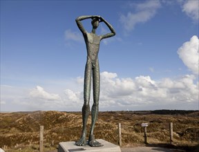 Bronze sculpture De Utkieker by Hannes Helmke on lookout dune