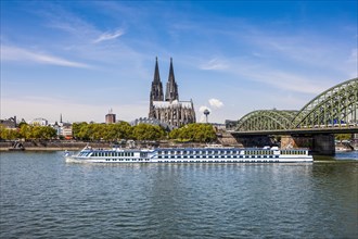 Cruise ship in front of Cologne cathedral