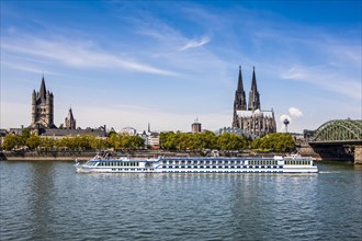 Cruise ship in front of Cologne cathedral