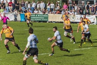 La Rochelle player running with ball