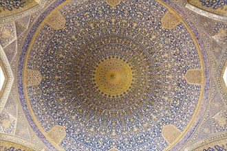 Dome in the prayer hall of the Imam Mosque