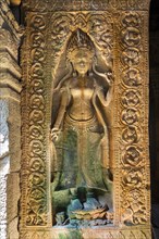 Apsara figure in the central Prasat