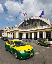 Taxi and tuk-tuk in front of central station