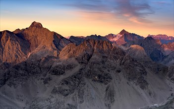 Parsaierspitze peak left and Hoher Riffler right