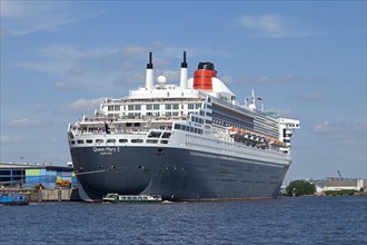 Queen Mary 2 lying at anchor