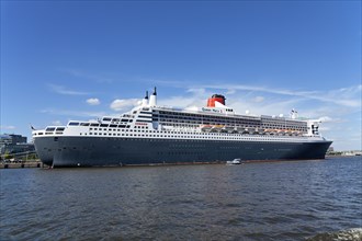 Queen Mary 2 lying at anchor