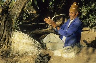 Berber making rope out of wood fibre