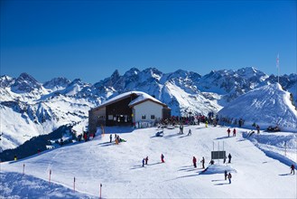 Skiers at the Ifenbahn