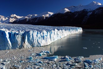 Lago Argentino with icebergs