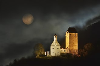 Schloss Freundsberg Castle at night