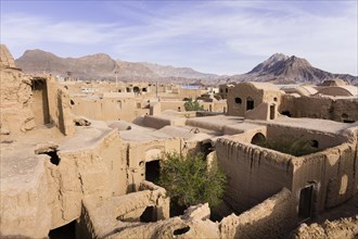 Ruins of the Safavid village of Kharanaq