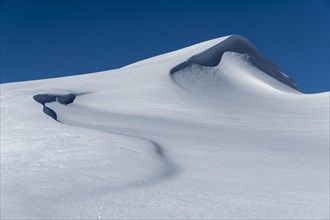 Snow drift with snow cornice