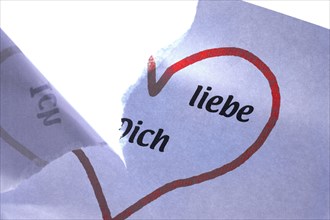 Piece of torn paper with the inscription 'Ich liebe dich'