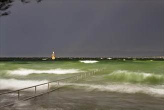 Thunderstorm and high waves at the Horn outdoor pool
