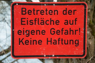 Sign 'Betreten der Eisflache auf eigene Gefahr! Keine Haftung'