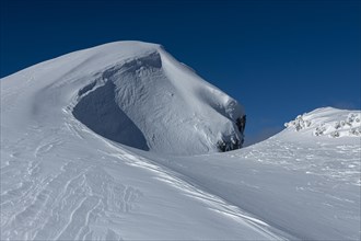Great snow cornice with summits
